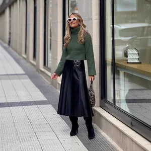 Street style λεπτομέρεια μαύρης πλισέ φούστας A-line από δέρμα PU με λεπτομέρειες