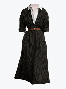 Abito a camicia vintage a righe con colletto bianco e cintura marroncino in vita
