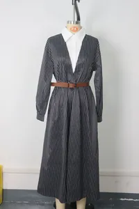 Dettaglio del maxi abito a camicia a righe con colletto bianco a contrasto e cintura