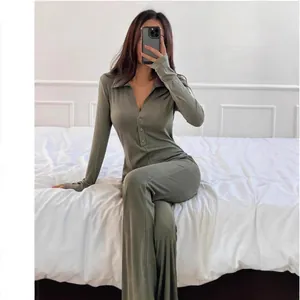 Detail van een olijfgroene geribbelde jumpsuit met lange mouwen en polokraag