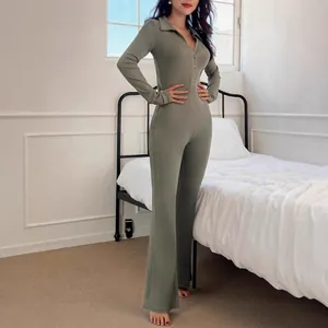 Nauwsluitende gebreide jumpsuit met polohals en lange mouwen in olijfgroene kleur