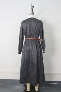 Vista posteriore di un abito camicia midi a righe con colletto a contrasto e cintura.