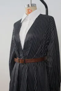 Vista dettagliata di un abito a camicia a righe bianche e nere con colletto a contrasto