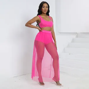 Elegante completo 3 pezzi rosa neon con crop top, shorts e gonna in mesh plissettata