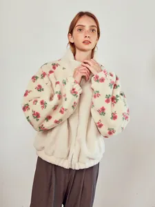 Detailansicht einer lockeren Fleecejacke mit Blumenmuster und Reißverschluss