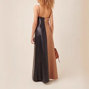 Vue arrière d'une robe longue chic en similicuir bicolore noir et marron pour femme