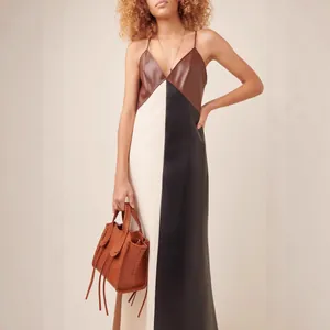 Robe longue élégante en similicuir avec empiècements de couleurs et col en V