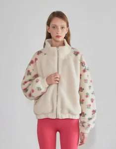 Detailansicht einer lockeren Fleecejacke mit Blumenmuster, Reißverschluss und Stehkragen.