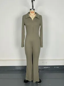 Detailopname van een olijfgroene gebreide jumpsuit met polokraag op een display etalagepop