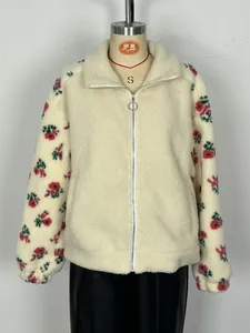 Cremefarbene Sherpa-Fleecejacke mit floralen Patchwork-Ärmeln und Reißverschluss.