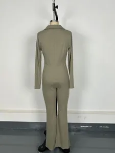 Achteraanzicht van nauwsluitende gebreide jumpsuit met lange mouwen en polokraag.