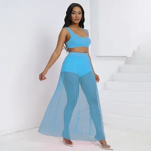 Sexy set da spiaggia azzurro in tre pezzi con canotta corta e gonna a pieghe trasparente