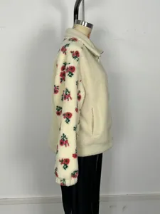 Stylische Damen Fleecejacke in Creme mit rotem Blumenmuster an Ärmeln und Reißverschlusskragen