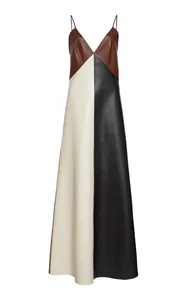 Vue détaillée d'une robe nuisette en similicuir à empiècements color-block et col en V