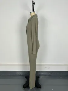 Gedetailleerd zijaanzicht van een olijfgroene nauwsluitende gebreide jumpsuit met polokraag