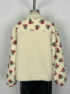Detaillierte Rückansicht einer cremefarbenen Fleecejacke mit Blumenmuster auf einer Puppe