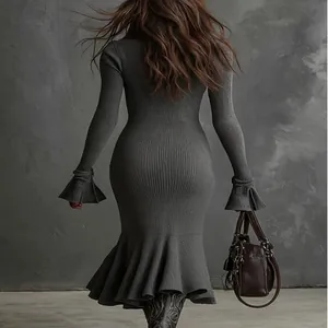 Vue arrière détaillée d'une robe sirène en tricot côtelé gris avec des manches évasées.
