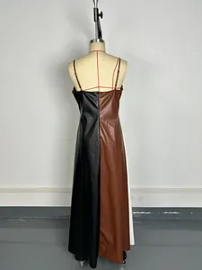 Vue arrière d'une robe longue en similicuir bicolore à fines bretelles sur mannequin