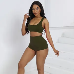 Primo piano di un set due pezzi sexy verde oliva con crop top e pantaloncini a vita alta