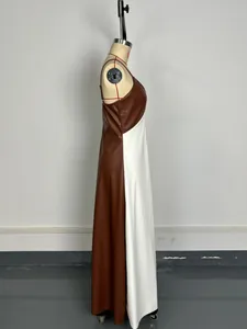 Vue de côté d'une robe longue bicolore en cuir PU marron et blanc avec fines bretelles