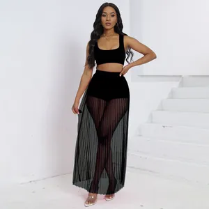 Dettaglio completo 3 pezzi con gonna in rete a pieghe, top e pantaloncini