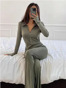 Olijfgroene nauwsluitende gebreide jumpsuit met polokraag en knoopsluiting