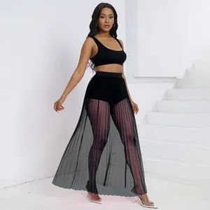Completo nero tre pezzi con crop top, pantaloncini e gonna in tulle a pieghe trasparente