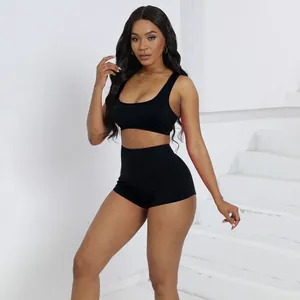 Set sportivo nero due pezzi con top corto scollato e pantaloncini a vita alta