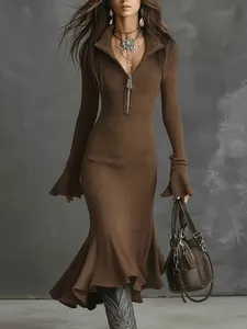 Détail de la robe sirène côtelée marron avec col zippé et manches évasées