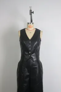 Vista dettagliata di un gilet nero in pelle PU con sexy scollo a V e chiusura a bottoni.