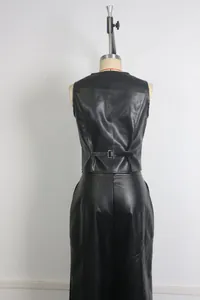 Vista posteriore del gilet nero in pelle PU su manichino con fibbia regolabile