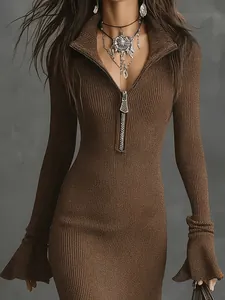 Zoom sur une robe en maille côtelée marron avec col zippé et de larges manches évasées