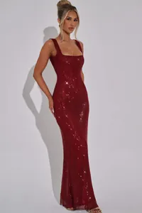 Robe de soirée élégante à paillettes bordeaux avec décolleté carré et coupe ajustée.