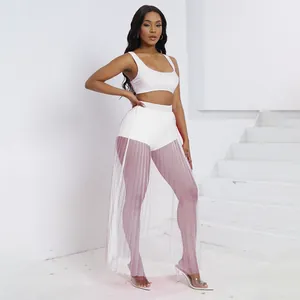 Set tre pezzi bianco da donna con gonna in mesh a pieghe trasparente e top corto.