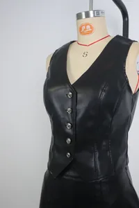 Dettaglio gilet da donna in ecopelle nera con scollo a V e bottoni