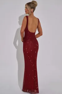 Détail du dos d'une robe de soirée à paillettes rouges élégante avec un décolleté plongeant.