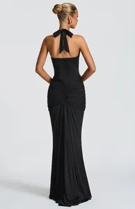 Vista posteriore di elegante abito da sera nero all'americana con dettagli drappeggiati