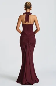 Elegante vista posteriore di un abito bordeaux a lupetto con orlo a sirena e dettagli arricciati