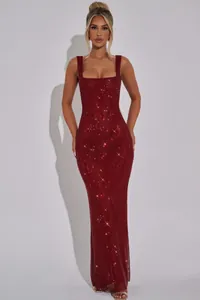 Détail d'une élégante robe de soirée rouge à paillettes, bretelles larges et coupe moulante