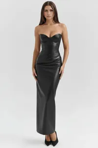 Elegante abito lungo senza spalline in ecopelle nera con corpetto a corsetto e orlo