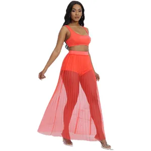 Set arancione 3 pezzi con crop top, pantaloncini e gonna lunga in tulle trasparente plissettato.