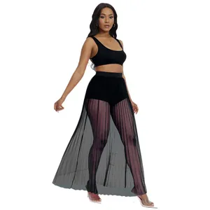 Vista completa del set sexy 3 pezzi in mesh nero con design plissettato trasparente