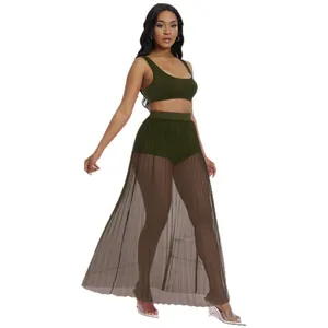 Set mare 3 pezzi verde oliva con crop top, pantaloncini e gonna lunga in tulle trasparente.