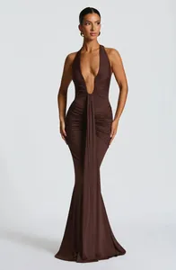 Elegante abito da sera marrone allacciato al collo con profondo scollo a V e drappeggio