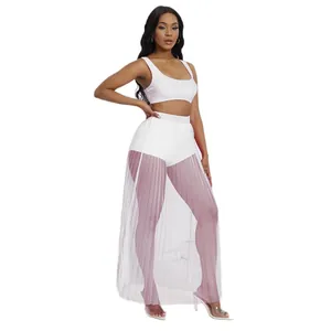 Dettaglio di un set da 3 pezzi bianco con gonna in rete plissettata per moda mare.
