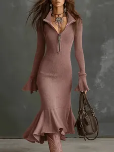 Robe longue sophistiquée en maille côtelée mauve avec col zippé et manches cloches évasées