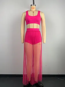 Completo mare 3 pezzi rosa acceso con crop top, pantaloncini e gonna lunga in mesh plissettata