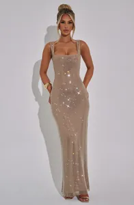 Vue complète d'une robe de soirée élégante en résille scintillante avec paillettes