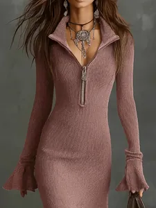 Détail d'une robe en maille côtelée mauve avec col zippé et manches évasées