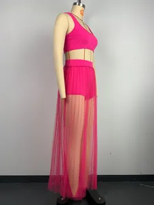 Vista laterale del completo 3 pezzi fucsia con gonna in tulle a pieghe e top